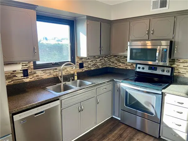 10186 Haskins ST, Lenexa, KS 66215
