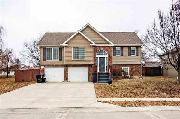 1206 Kimmy LN, Warrensburg, MO 64093