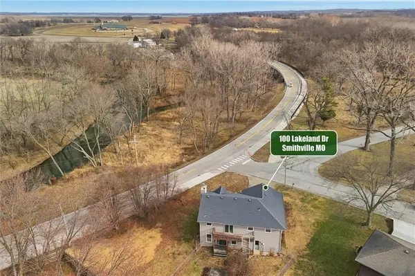 100 Lakeland DR, Smithville, MO 64089