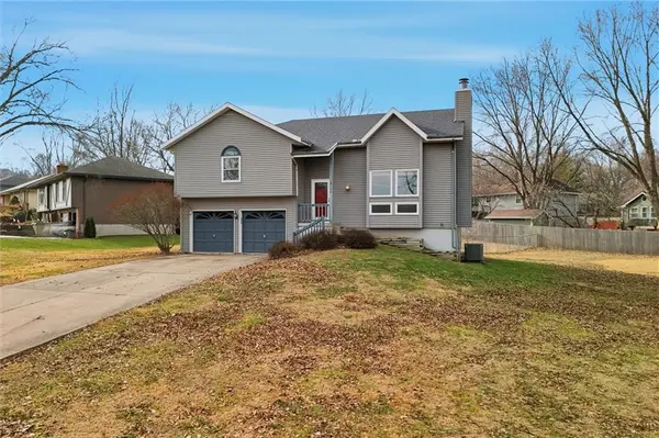 100 Lakeland DR, Smithville, MO 64089