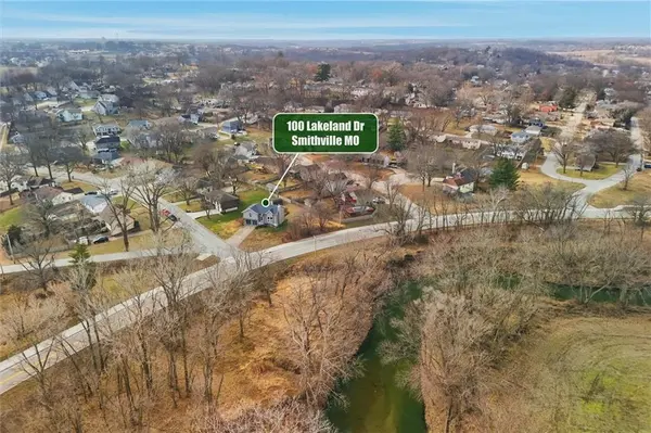 100 Lakeland DR, Smithville, MO 64089
