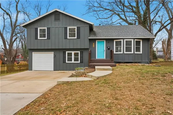 7614 Grandview LN, Overland Park, KS 66204