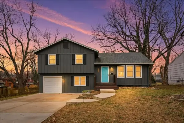 7614 Grandview LN, Overland Park, KS 66204