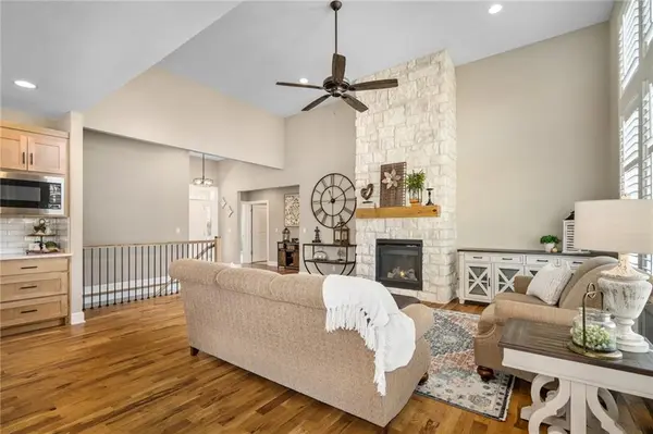 25274 W 83rd TER, Lenexa, KS 66227