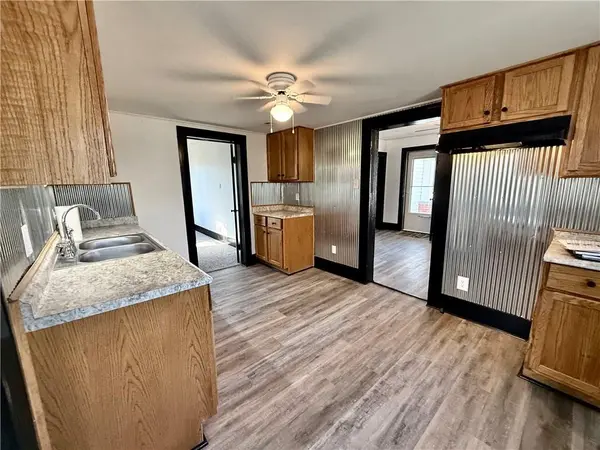 604 E 6th ST, Altamont, KS 67330