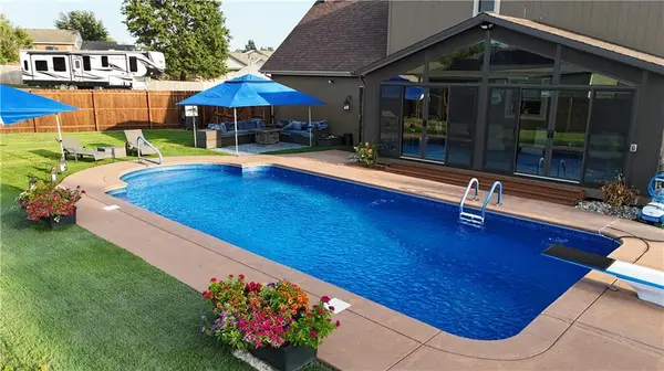 713 Hidden Meadows CT, Paola, KS 66071