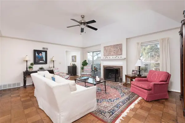 8706 Walmer ST, Overland Park, KS 66212