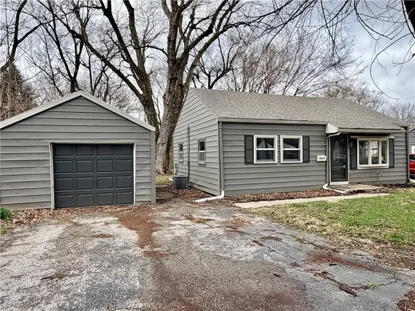 8416 Greenwood RD, Raytown, MO 64138