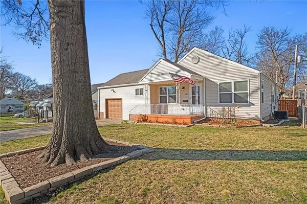 618 W 85th TER, Kansas City, MO 64114