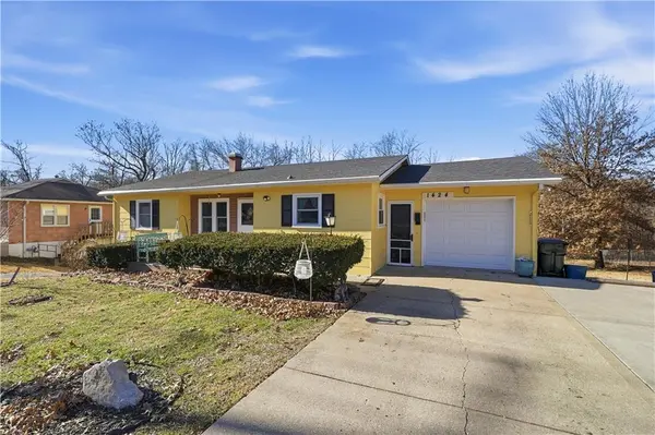 1424 Lawrence AVE, Leavenworth, KS 66048