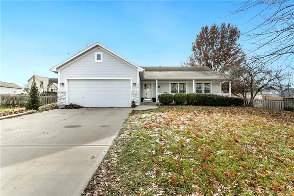 15609 Pebble DR, Basehor, KS 66007