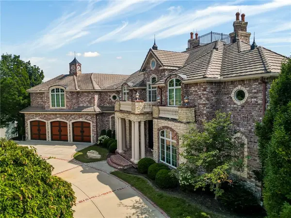27596 W Highland CIR, Olathe, KS 66061