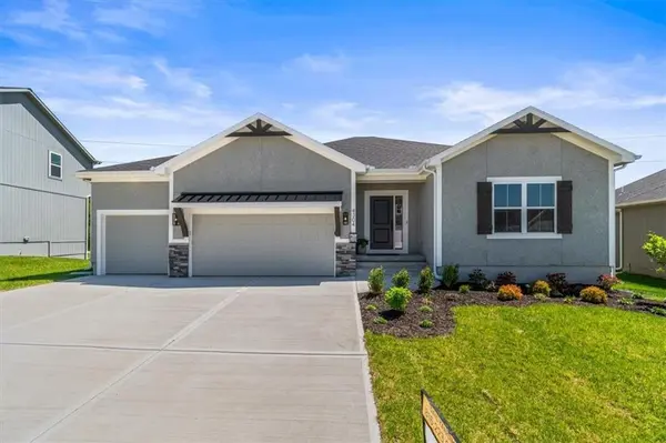 4304 SE Adams DR, Blue Springs, MO 64014