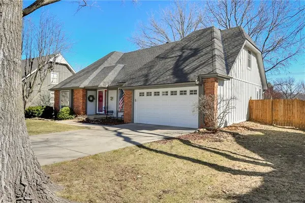 10139 Earnshaw ST, Lenexa, KS 66215