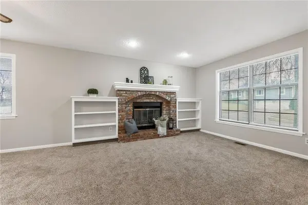 516 Sharon DR, Liberty, MO 64068