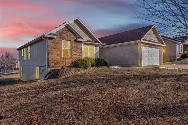 1219 S Countryview LN, Warrensburg, MO 64093
