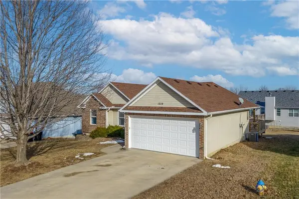 1219 S Countryview LN, Warrensburg, MO 64093