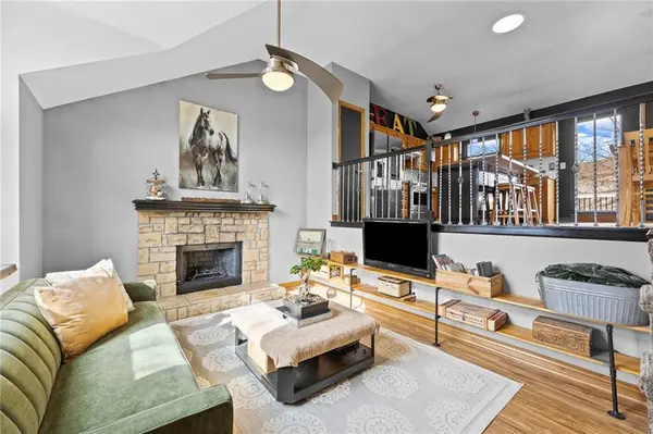 17524 SW 111th TER, Olathe, KS 66061