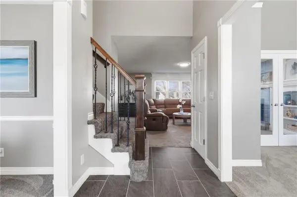 1246 E Meadow LN, Olathe, KS 66062