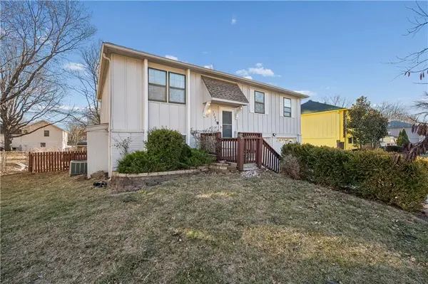 12925 S Brougham DR, Olathe, KS 66062