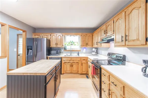 1208 Cambridge DR, Warrensburg, MO 64093