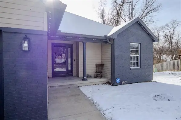 4702 Zebra LN, St Joseph, MO 64506