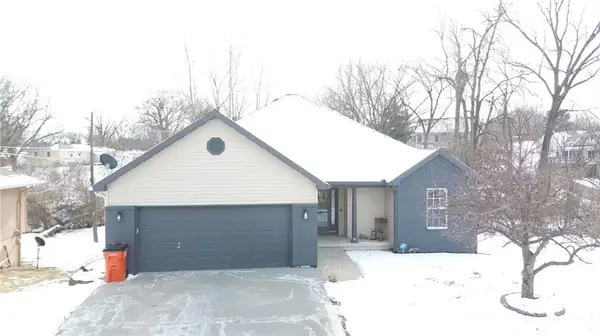 4702 Zebra LN, St Joseph, MO 64506
