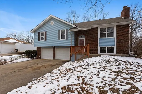 700 W McDowell AVE, Odessa, MO 64076