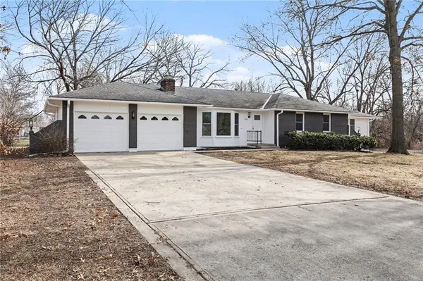 960 Glengera ST, Peculiar, MO 64078