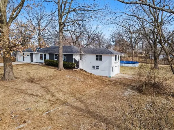 960 Glengera ST, Peculiar, MO 64078