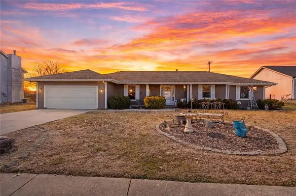 1933 Meadowlane ST, Kearney, MO 64060