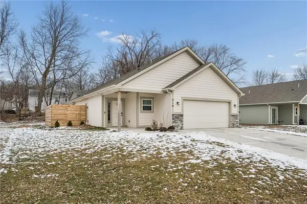 319 E Meadow ST, Smithville, MO 64089