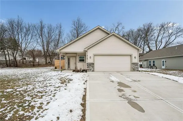 319 E Meadow ST, Smithville, MO 64089