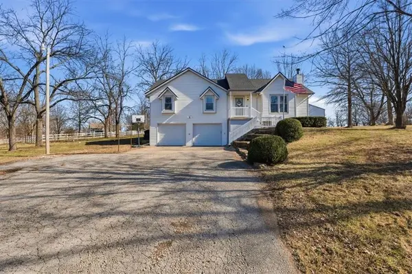 23617 S Chadwick DR,  Peculiar,  MO 64078