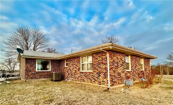 3284 S M HWY, Schell City, MO 64783