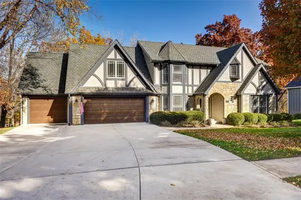 616 White Oak LN, Gladstone, MO 64116