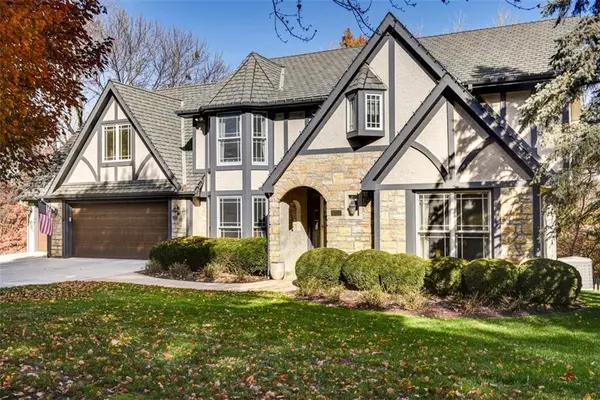 616 White Oak LN, Gladstone, MO 64116