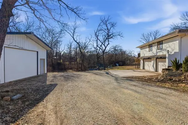 21800 S Martha RD, Peculiar, MO 64078