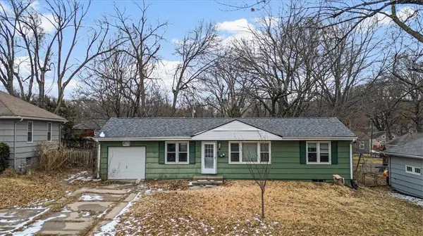 8513 Riggs ST, Overland Park, KS 66212