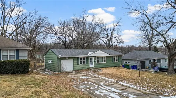 8513 Riggs ST, Overland Park, KS 66212