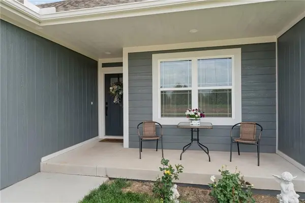 909 Captain Merriman DR, Freeman, MO 64746