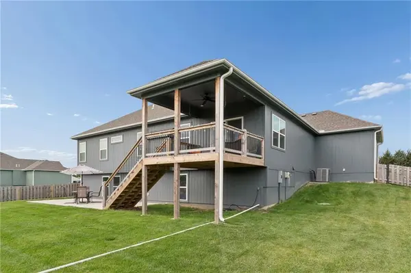 909 Captain Merriman DR, Freeman, MO 64746