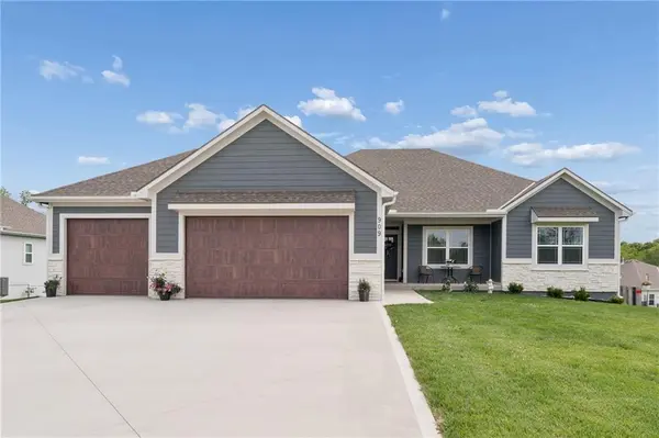 909 Captain Merriman DR,  Freeman,  MO 64746