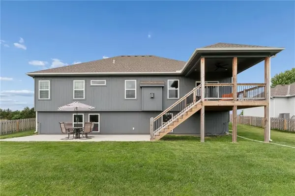 909 Captain Merriman DR, Freeman, MO 64746