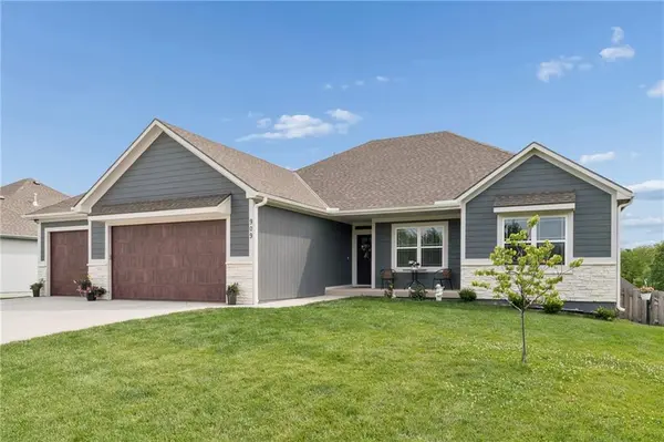 909 Captain Merriman DR, Freeman, MO 64746
