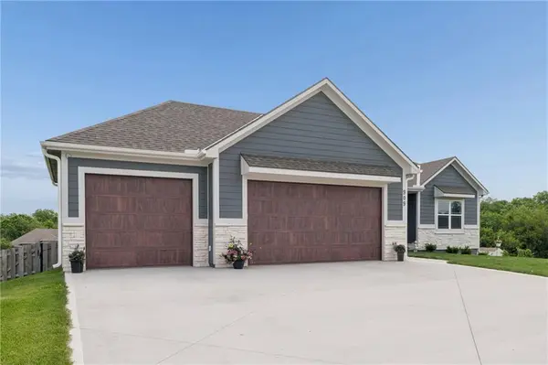909 Captain Merriman DR, Freeman, MO 64746