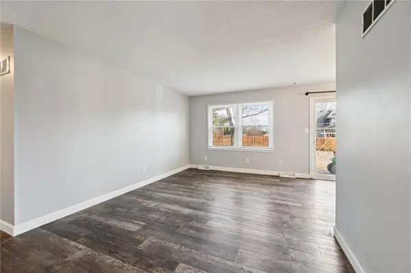 101 SE BRENTWOOD DR, Lee's Summit, MO 64063