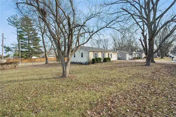 101 SE BRENTWOOD DR, Lee's Summit, MO 64063