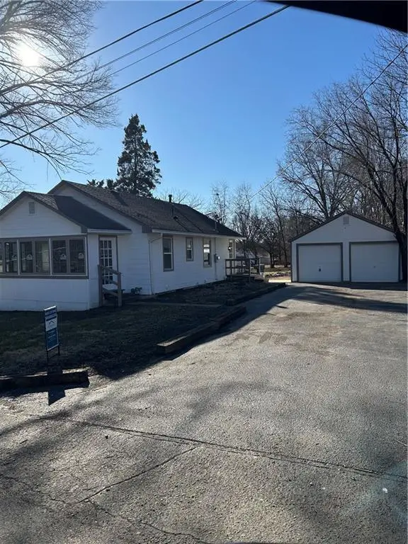 3742 NE Chaumiere RD, Kansas City, MO 64117