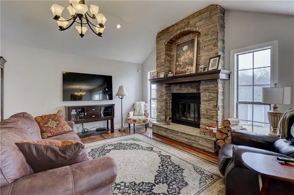 207 Suzanne LN, Webb City, MO 64870